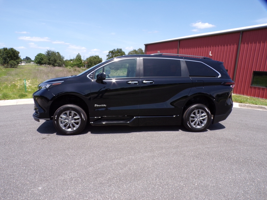 Black Toyota Sienna image number 4