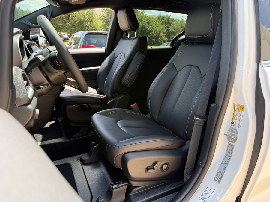 White Chrysler Pacifica image number 9