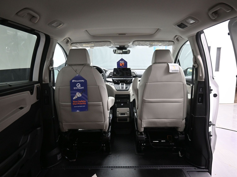White Honda Odyssey image number 14