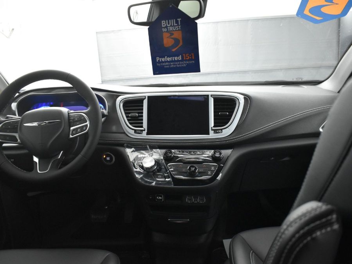 Black Chrysler Pacifica image number 12