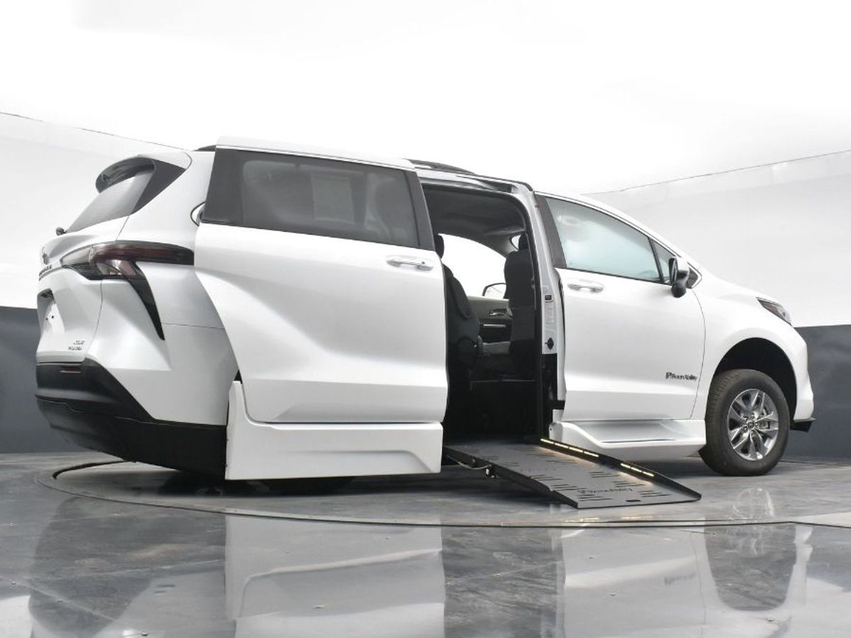 2023 Toyota Sienna XLE - Photo 13