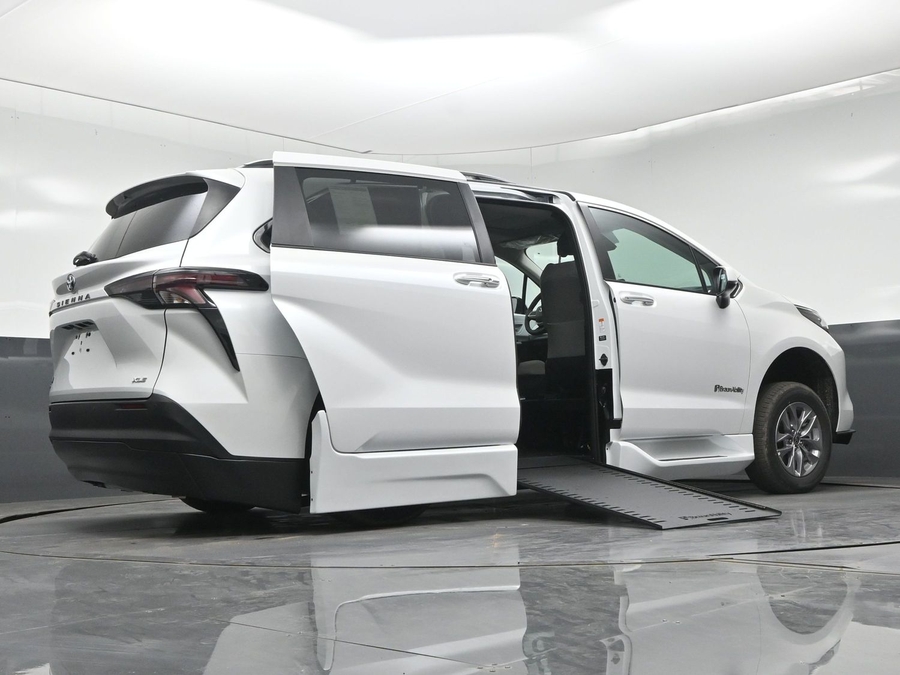 New 2026 Toyota Sienna Hybrid XLE Add - BraunAbility Side Entry In Floor Automatic Ramp