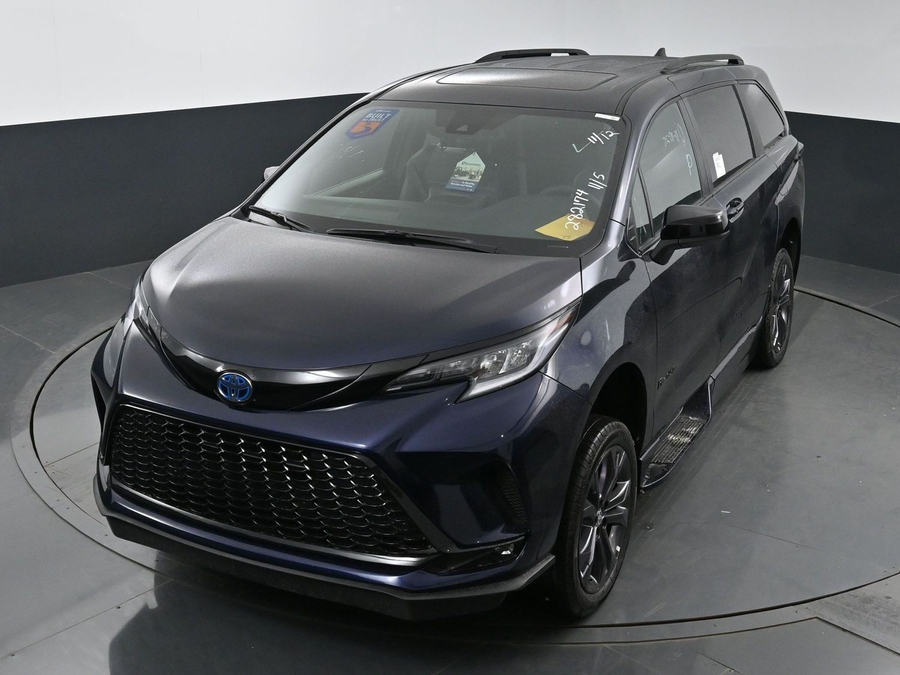 New 2025 Toyota Sienna Hybrid XSE Sport - BraunAbility Side Entry Entry Fold Out Automatic Ramp