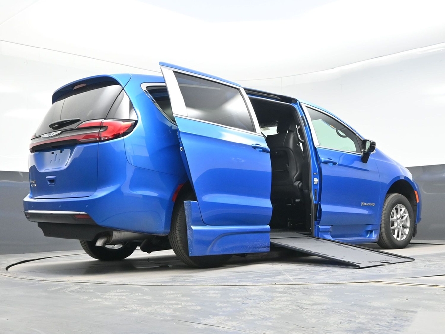 New 2026 Chrysler Pacifica Select Safety - BraunAbility Side Entry Entry In Floor Automatic Ramp