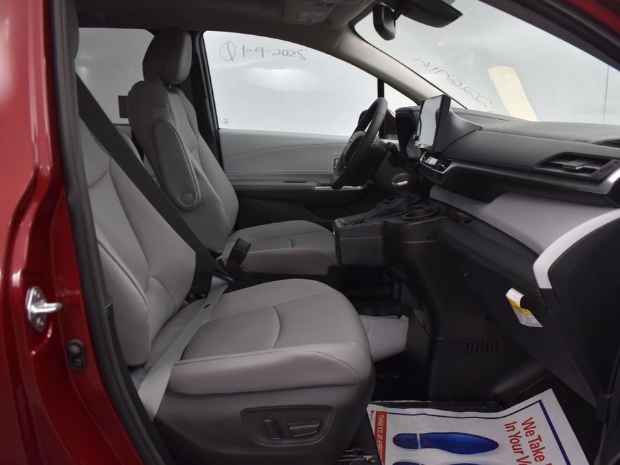 New 2025 Toyota Sienna Hybrid XLE Plus - BraunAbility Side Entry Entry In Floor Automatic Ramp