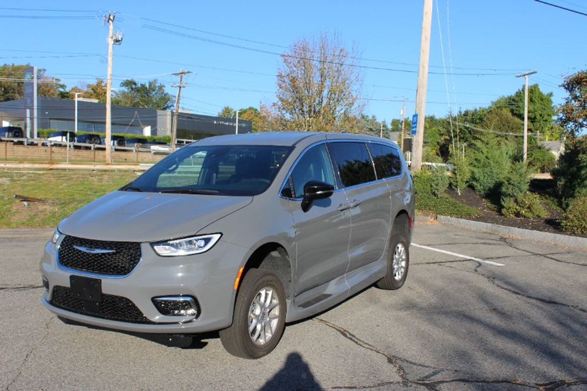Grey Chrysler Pacifica image number 1