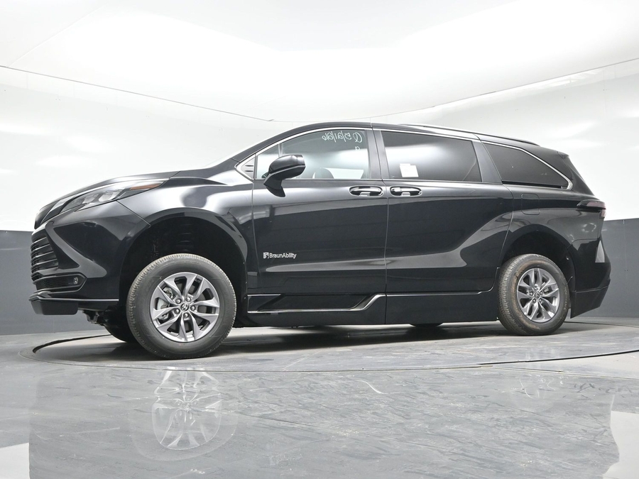 Black Toyota Sienna image number 17