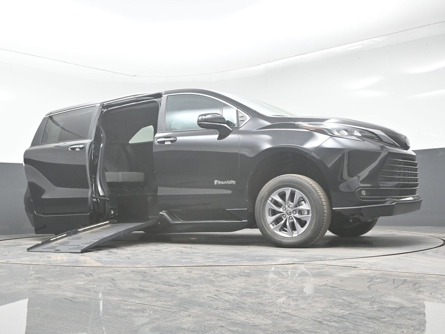 New 2025 Toyota Sienna Hybrid XLE Plus - BraunAbility Side Entry Entry Fold Out Automatic Ramp