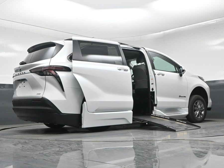 White Toyota Sienna image number 11