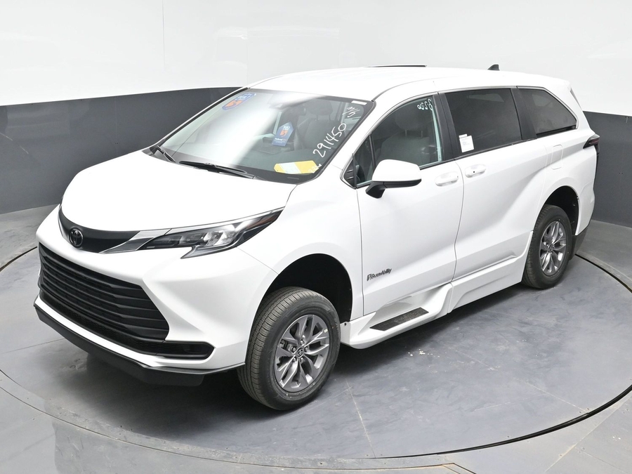 New 2026 Toyota Sienna Hybrid LE - BraunAbility Side Entry Entry Fold Out Automatic Ramp