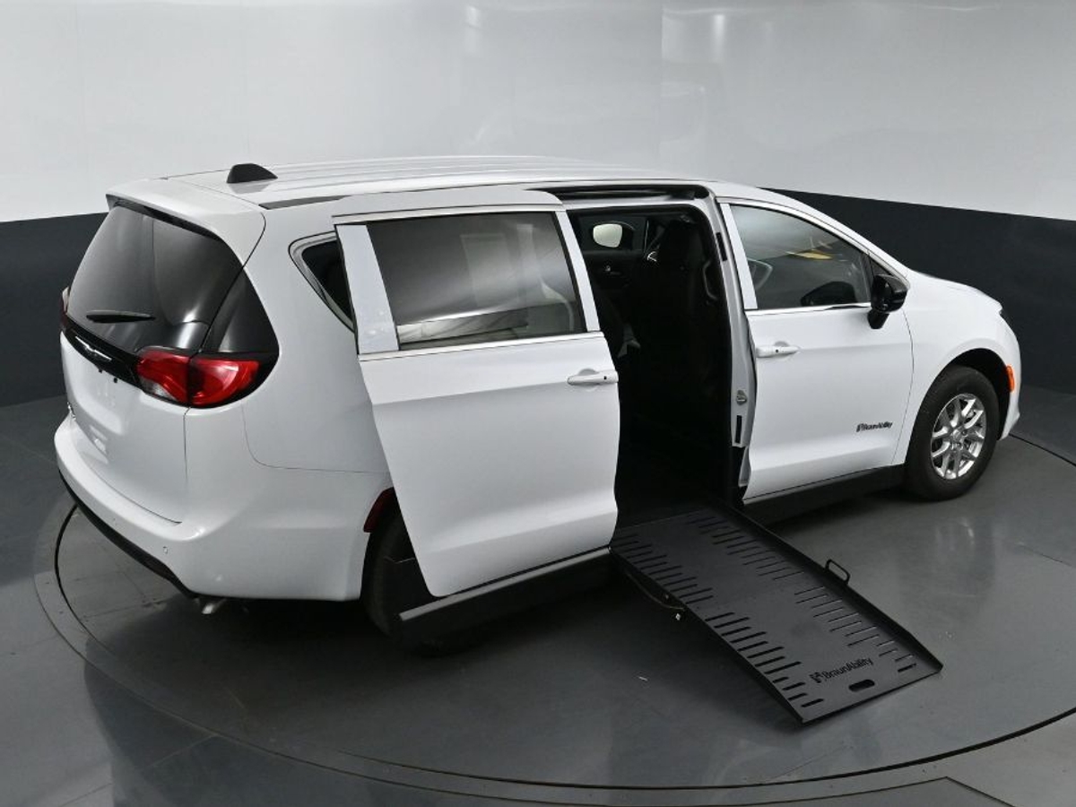 2025 CHRYSLER VOYAGER - Image 25