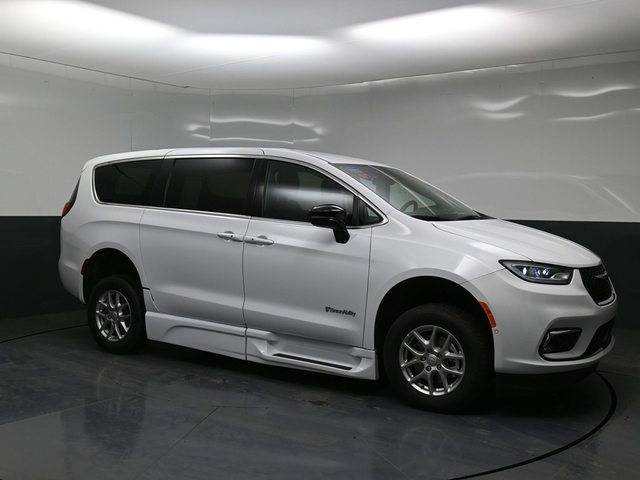 New 2025 Chrysler Pacifica Select Safety - BraunAbility Side Entry Entry In Floor Automatic Ramp