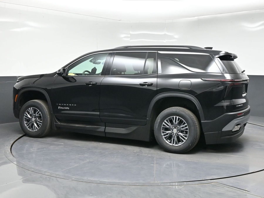 Black Chevrolet Traverse image number 3