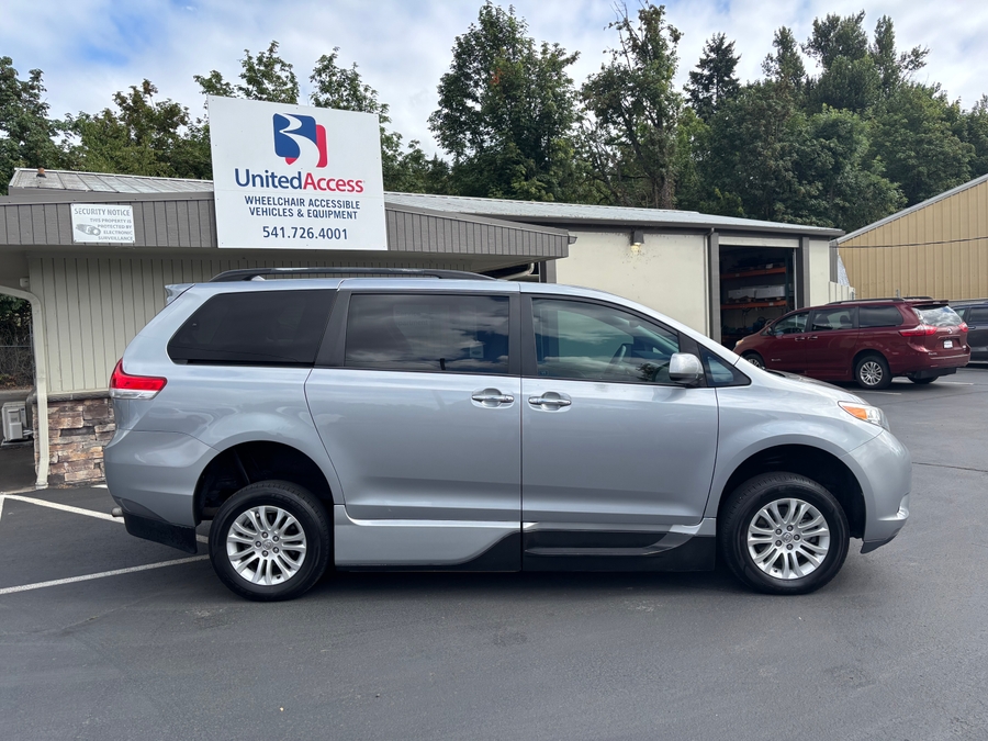 Used 2013 Toyota Sienna XLE - VMI Side Entry In Floor Automatic Ramp