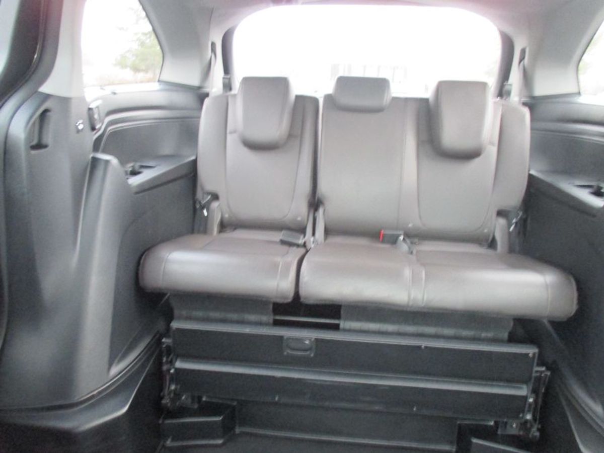 Grey Honda Odyssey image number 10