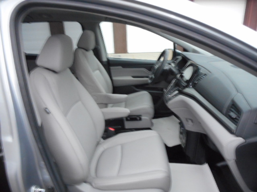 Silver Honda Odyssey image number 17