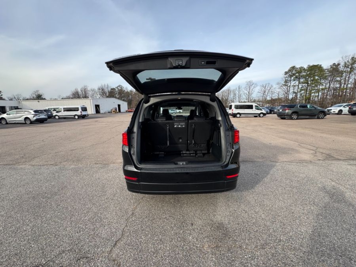 Black Honda Odyssey image number 4