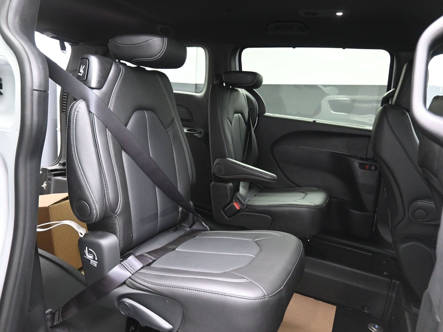 White Chrysler Voyager image number 12