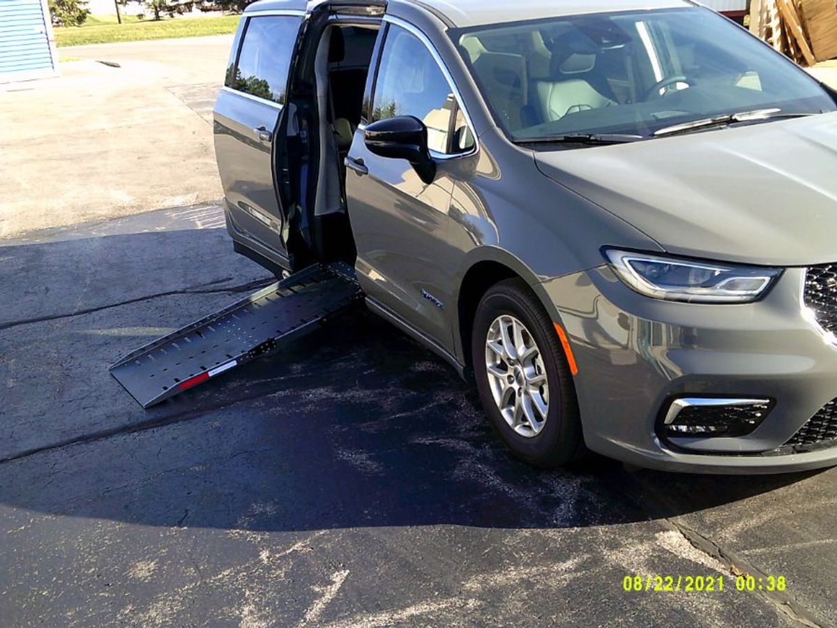 2024 CHRYSLER PACIFICA - Image 1