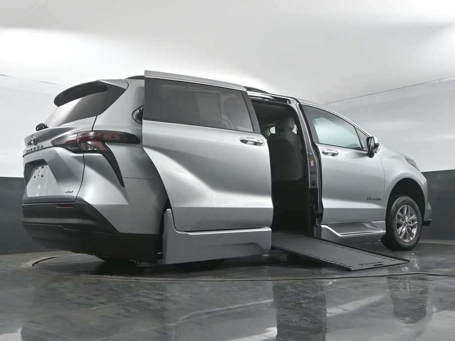 New 2025 Toyota Sienna Hybrid XLE Plus - BraunAbility Side Entry Entry In Floor Automatic Ramp