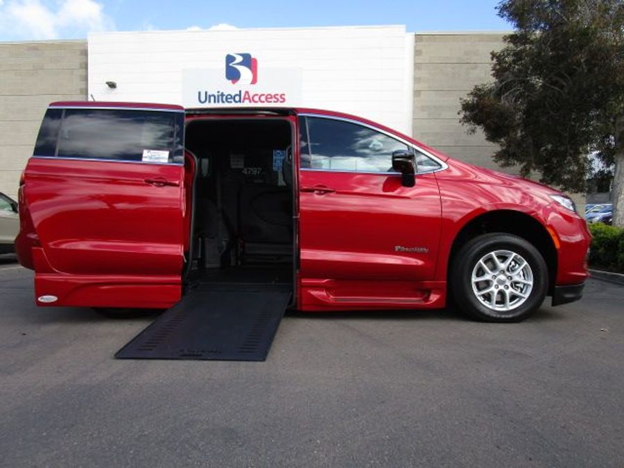 New 2025 Chrysler Pacifica Select Safety - BraunAbility Side Entry Entry Fold Out Automatic Ramp