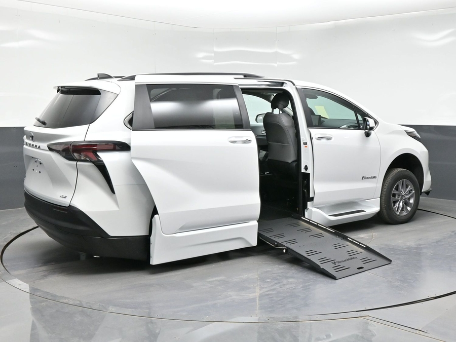 White Toyota Sienna image number 3