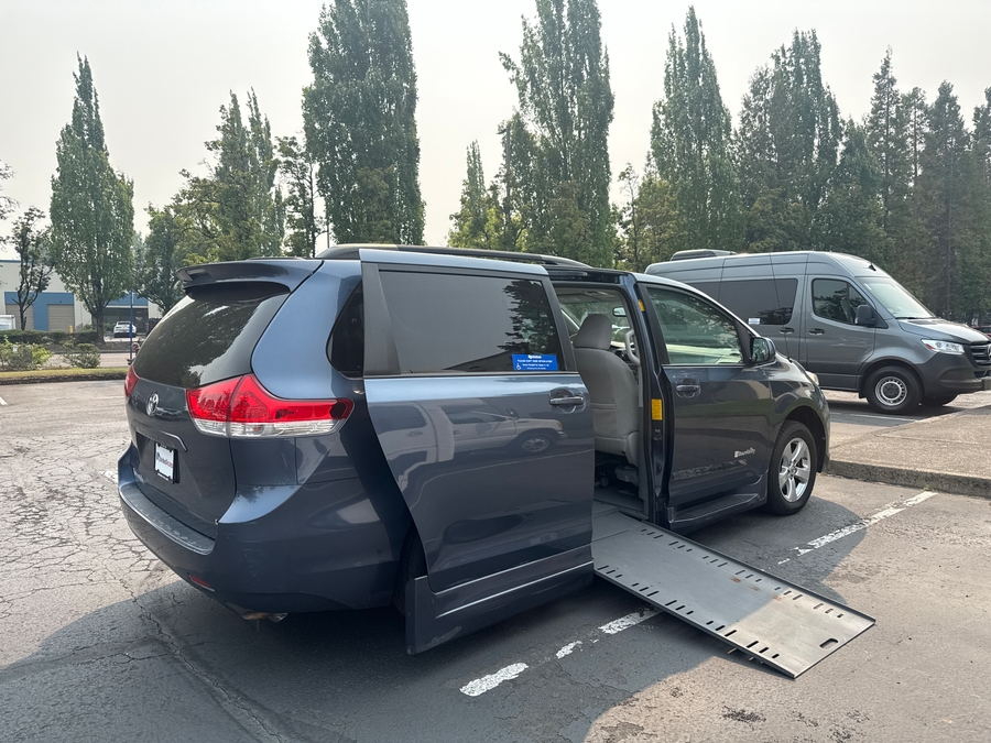 Used 2014 Toyota Sienna LE - BraunAbility Side Entry In Floor Automatic Ramp