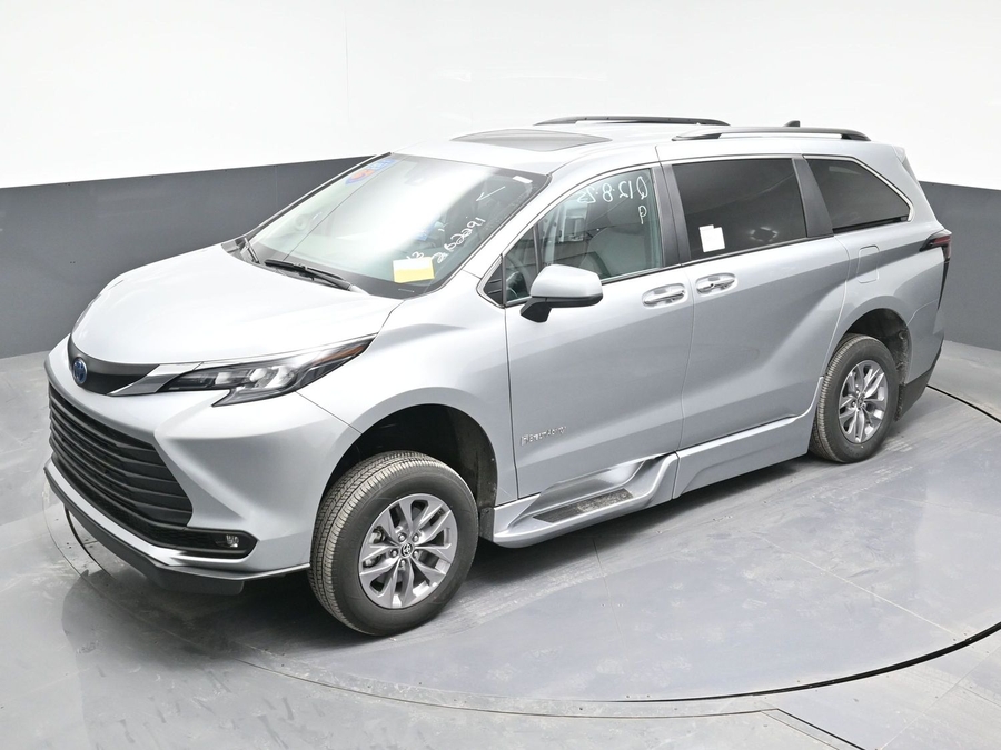New 2025 Toyota Sienna Hybrid XLE Plus - BraunAbility Side Entry Entry In Floor Automatic Ramp
