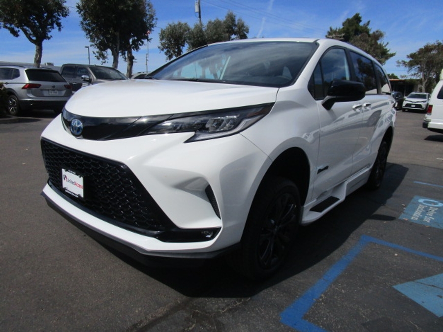 New 2025 Toyota Sienna Hybrid XSE Sport - BraunAbility Side Entry Entry Fold Out Automatic Ramp