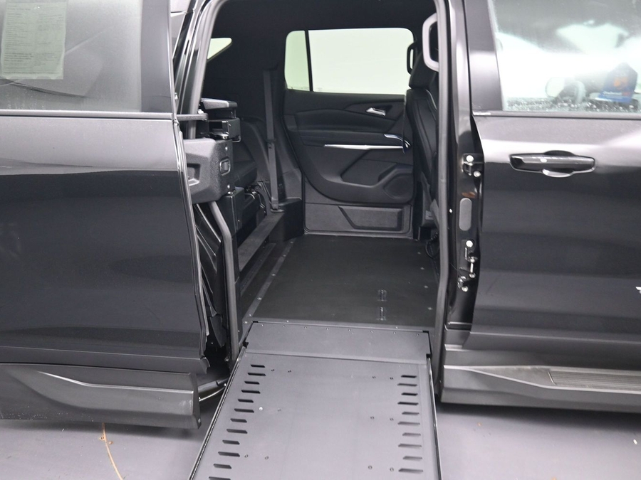 New 2027 Chevrolet Traverse 1LT - BraunAbility Side Entry In Floor Automatic Ramp