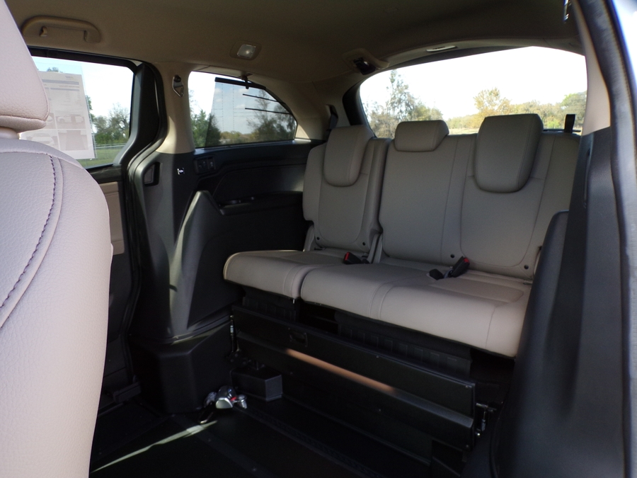 White Honda Odyssey image number 15