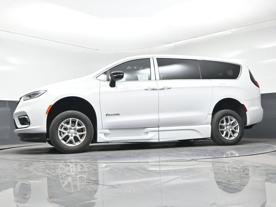 White Chrysler Pacifica image number 16