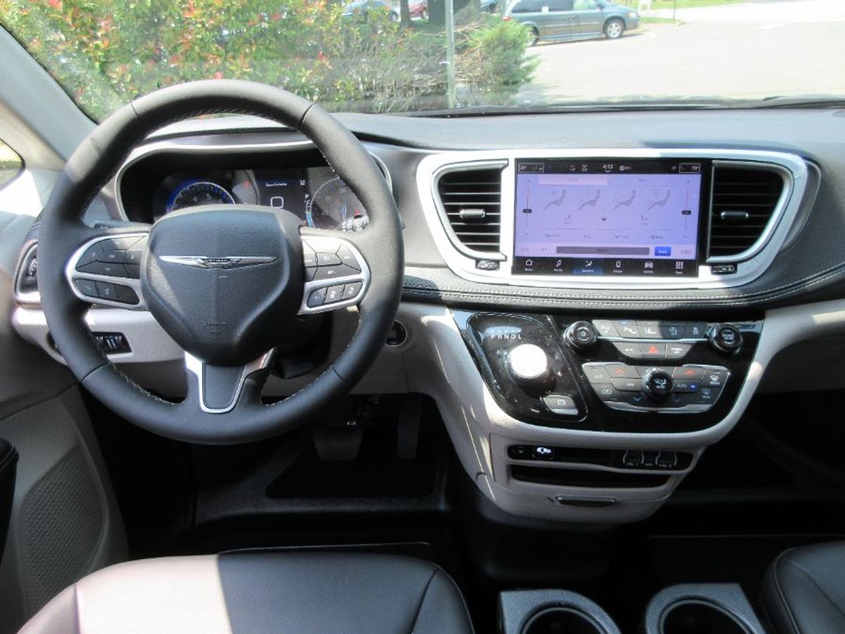 Silver Chrysler Pacifica image number 19