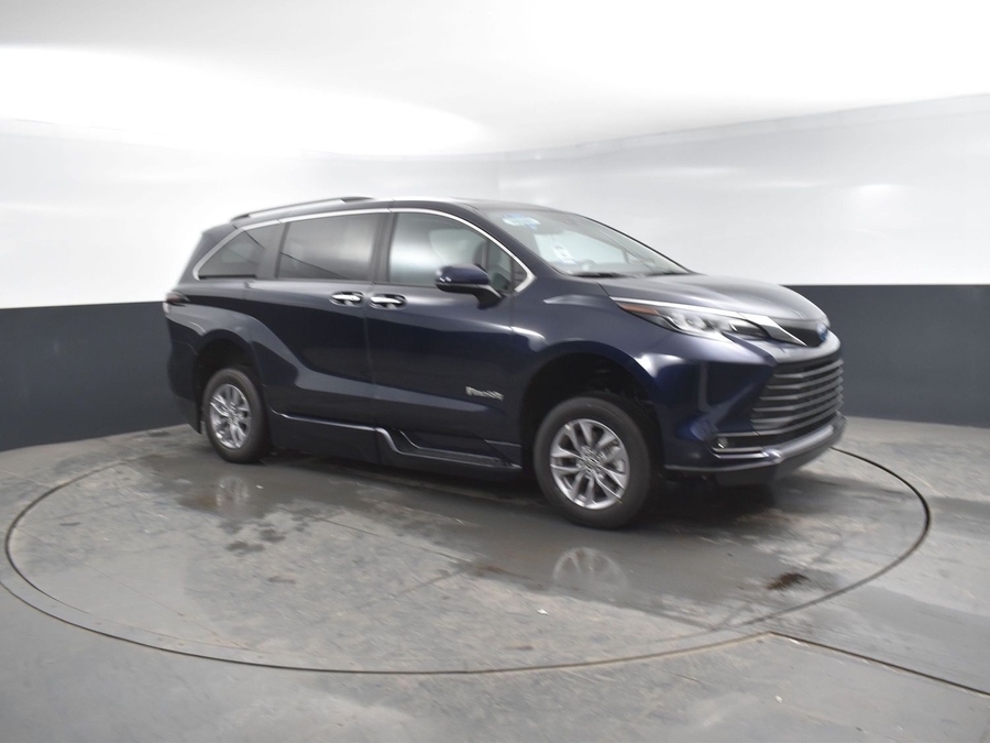 New 2025 Toyota Sienna Hybrid XLE Plus - BraunAbility Side Entry Entry In Floor Automatic Ramp