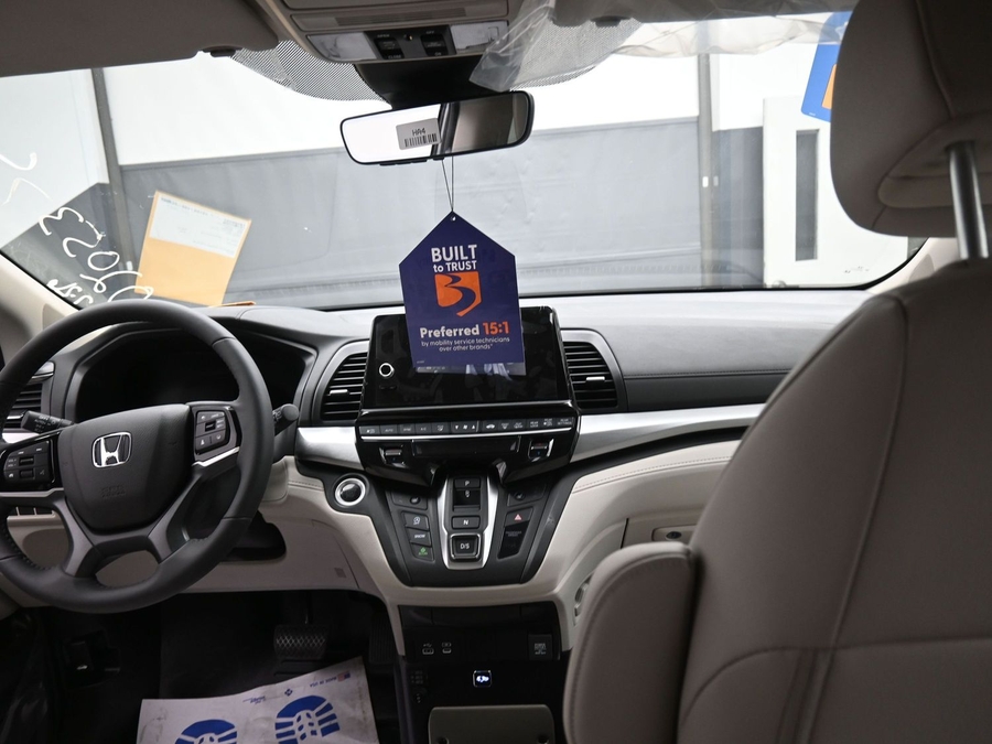 Silver Honda Odyssey image number 12