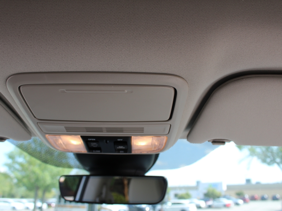 White Honda Odyssey image number 13