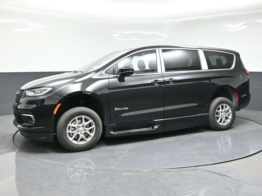 Black Chrysler Pacifica image number 6