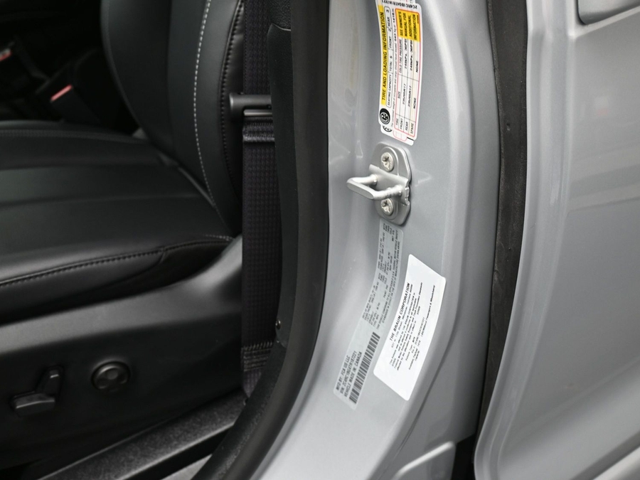 Silver Chrysler Pacifica image number 13