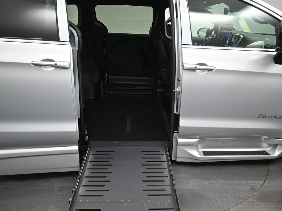 New 2026 Chrysler Pacifica Select Safety - BraunAbility Side Entry Entry Fold Out Automatic Ramp