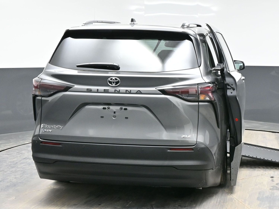 Grey Toyota Sienna image number 3