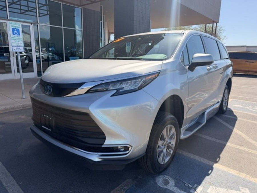 Used 2022 Toyota Sienna Hybrid XLE - BraunAbility Side Entry Fold Out Automatic Ramp