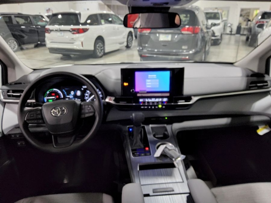 White Toyota Sienna image number 9
