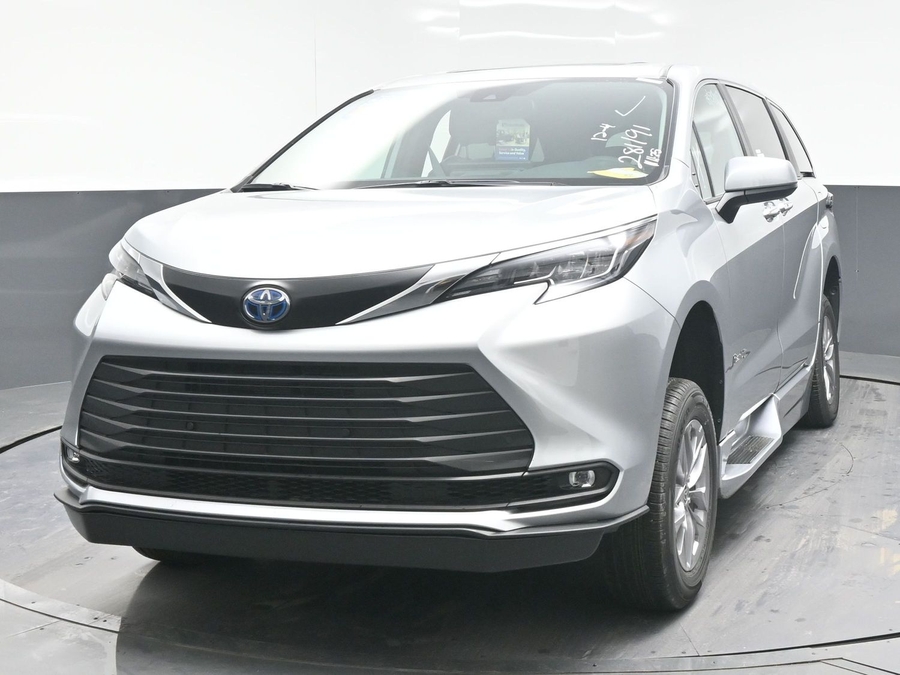 New 2025 Toyota Sienna Hybrid XLE Base - BraunAbility Side Entry Entry Fold Out Automatic Ramp