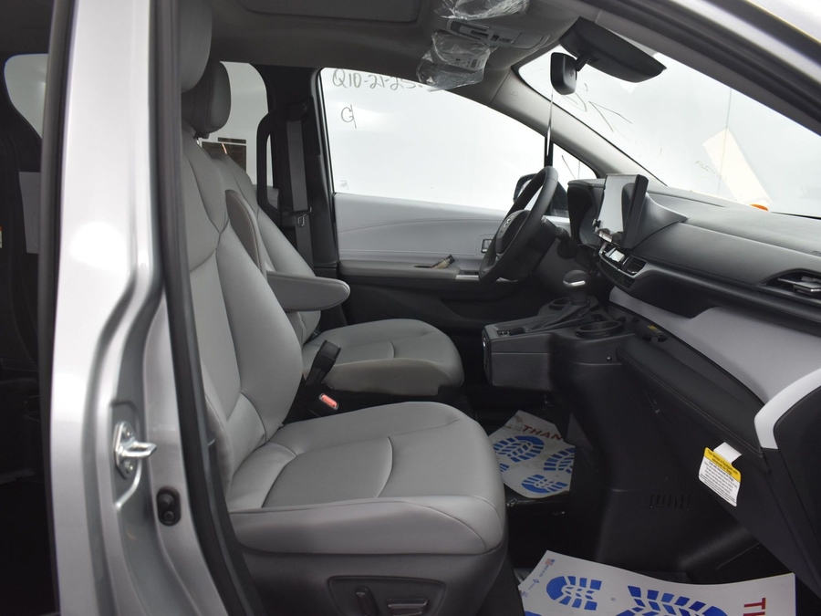 New 2025 Toyota Sienna Hybrid XLE Base - BraunAbility Side Entry Entry Fold Out Automatic Ramp