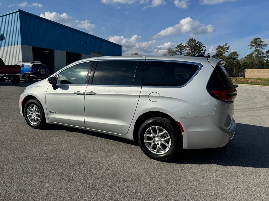 Silver Chrysler Pacifica image number 2