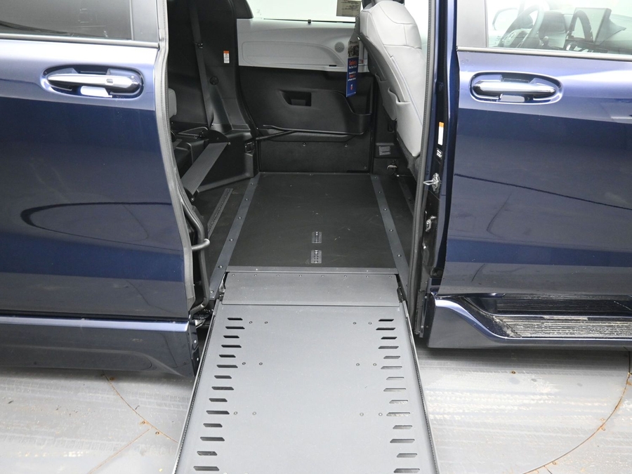 New 2026 Toyota Sienna Hybrid XLE Add - BraunAbility Side Entry Entry In Floor Automatic Ramp
