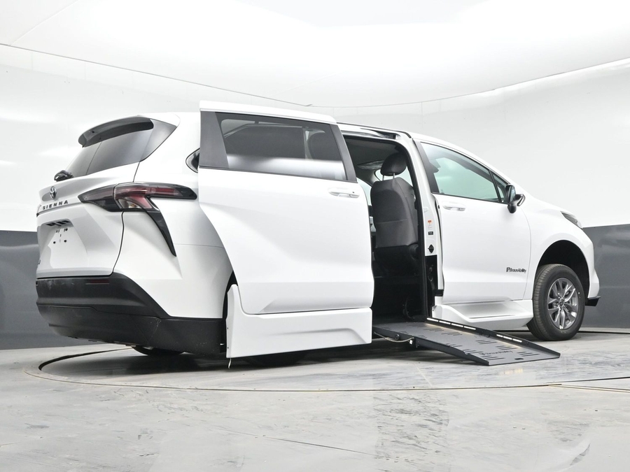 New 2026 Toyota Sienna Hybrid LE - BraunAbility Side Entry Entry Fold Out Automatic Ramp