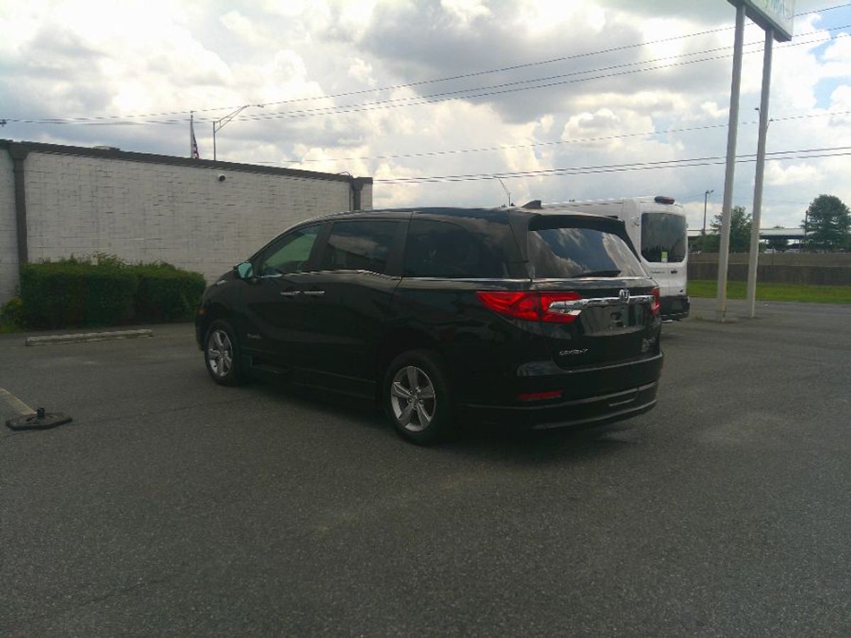 Black Honda Odyssey image number 4