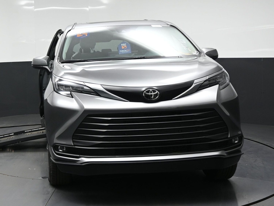 New 2026 Toyota Sienna Hybrid XLE Add - BraunAbility Side Entry Fold Out Automatic Ramp