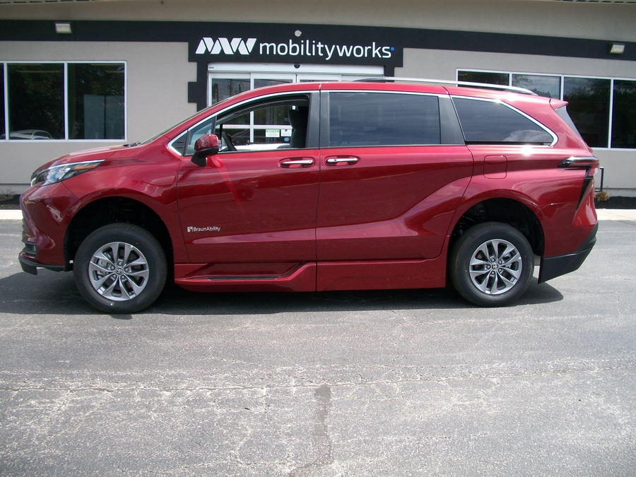 2026 Toyota Sienna XLE 7-Passenger Hybrid FWD's photo